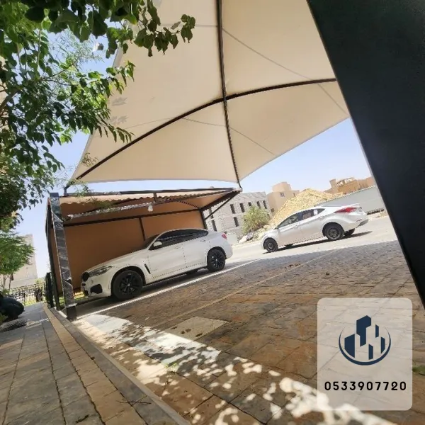 مظلات هرمية متينة لحماية السيارات