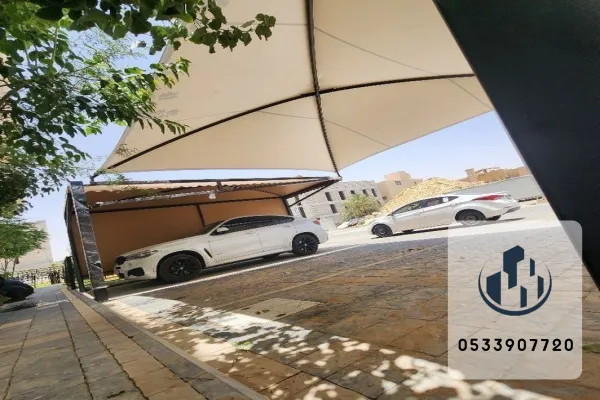 مظلات هرمية متينة لحماية السيارات